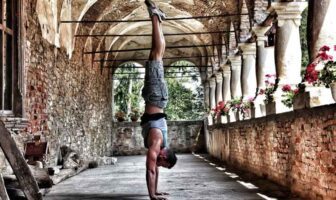 Adho Mukha Vrikshasana : Langkah dan Manfaat Kesehatan