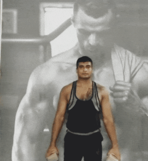 كتف أمام رفع الطوب