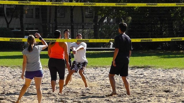 Esportes de perda de peso no voleibol para crianças