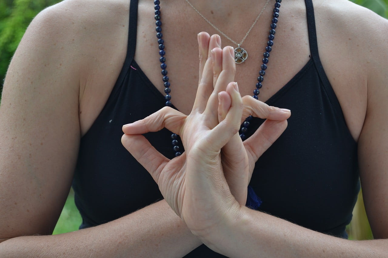 5 yoga mudras eficazes para curar a asma