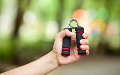 Exercício de aperto de mão: tipos, benefícios e precaução