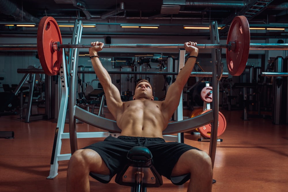 Bagaimana cara melakukan latihan bench press miring?
