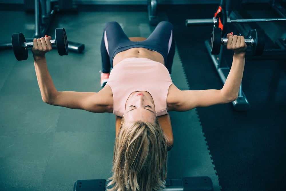 Dekat bench press dengan dumbbell : teknik yang tepat