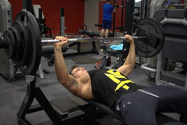 Pinch Press Close Grip Bench Press dengan Dumbbell