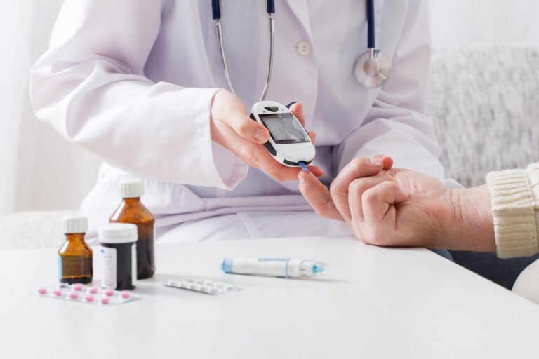 Pemeriksaan gula darah dengan alat glukometer