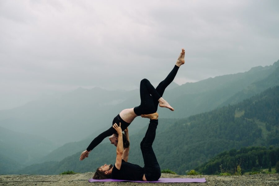 pose de ioga de casal de anjo caindo poses de ioga