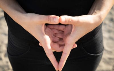 Triangle Mudra: Discover the Benefits and Learn How to Perform It