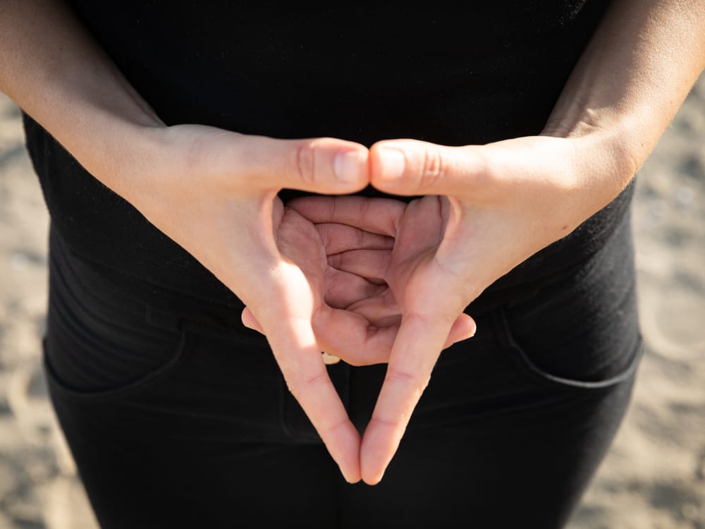 Triangle Mudra: descubra os benefícios e aprenda como realizá-lo
