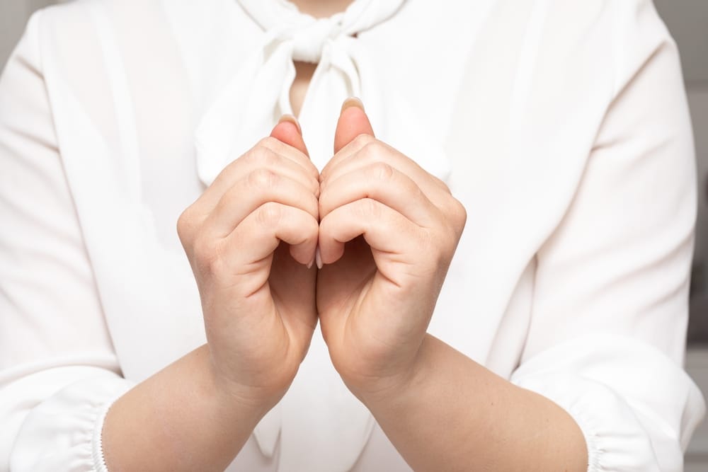 O poder de Prasanna Mudra: revelando seus benefícios e um guia passo a passo