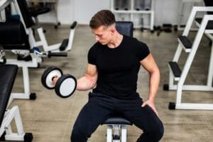 A Dumbbell Routine to Do at Home With Which You Can Train Your Back and Arms in Just 30 Minutes