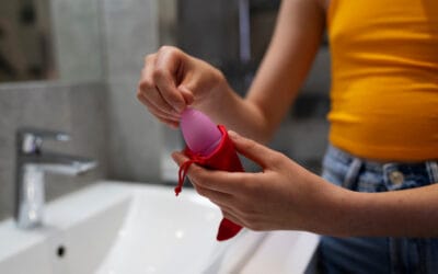 هل من الآمن استخدام الغسل النسائي خلال الدورة الشهرية؟ رؤى الخبراء والأدلة العلمية